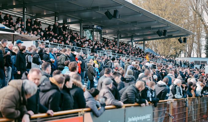 Herzkammer der Schwatten Liebe: FC-Heimstätte heißt wieder „Stadion am Hünting“