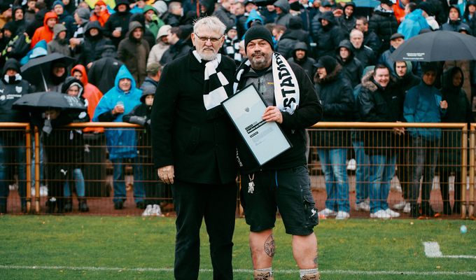 Platin-Pate des Stadion am Hünting: Die Schöttler GmbH