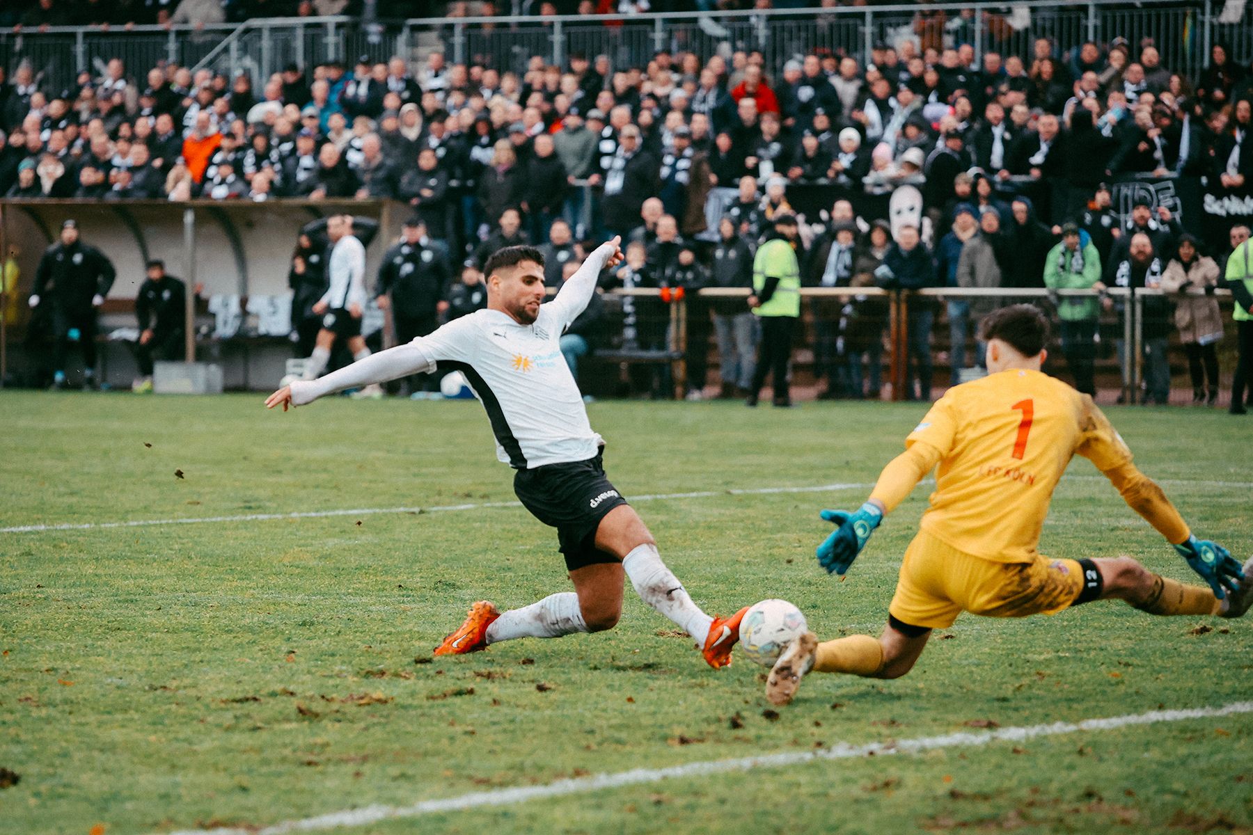 Remis in spektakulärer Partie: 1. FC Bocholt gegen 1. FC Köln endet 2:2 ...